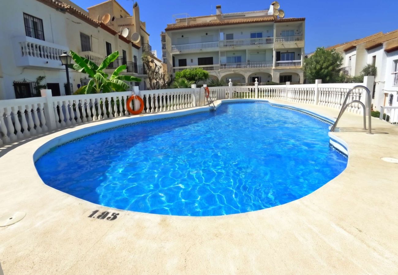 Gemeinschaftspool umgeben von Gärten in der Wohnanlage La Hacienda, Nerja.