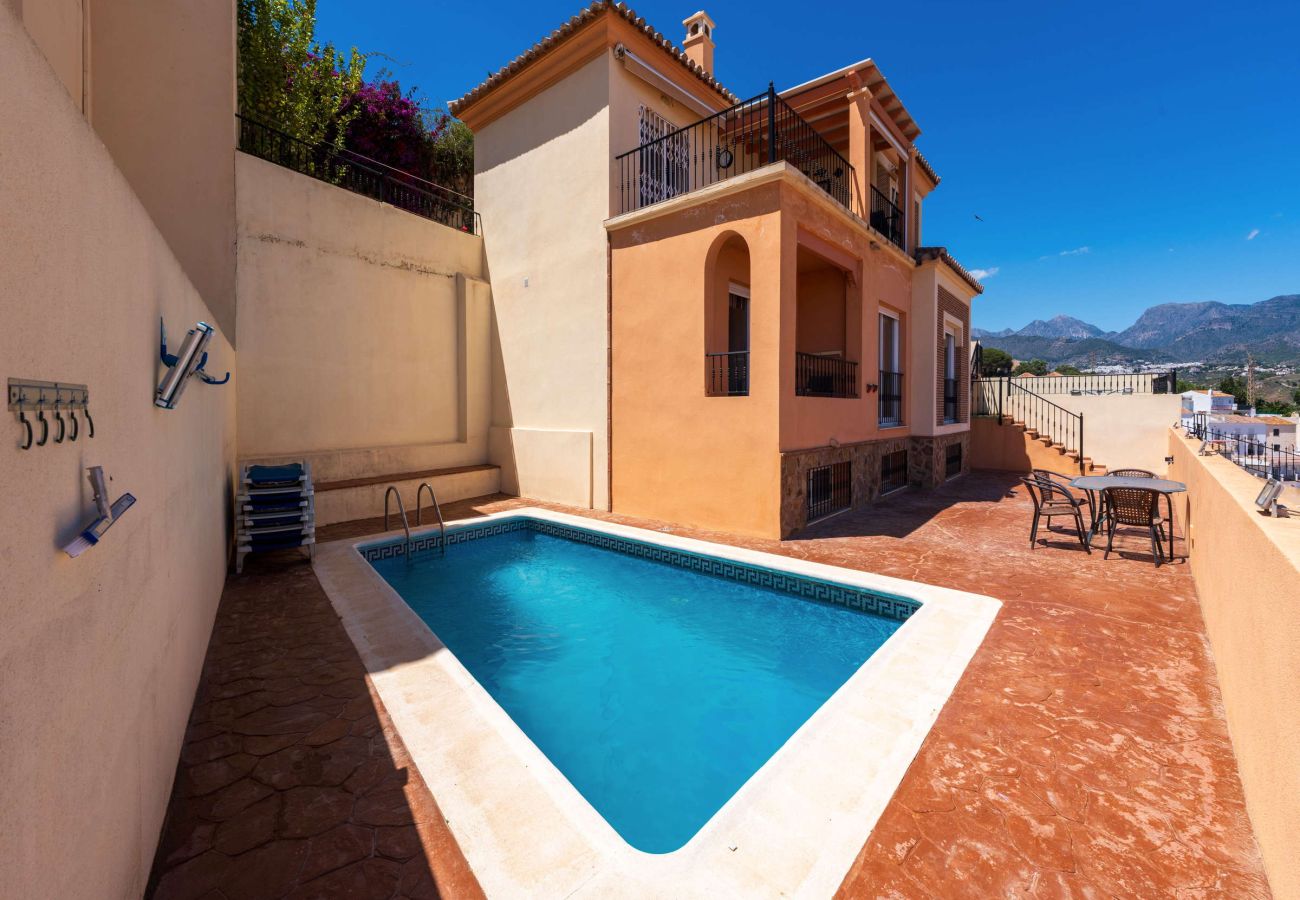 Privatpool mit Liegestühlen und Außenterrasse, Villa Punta Lara 15 Nerja