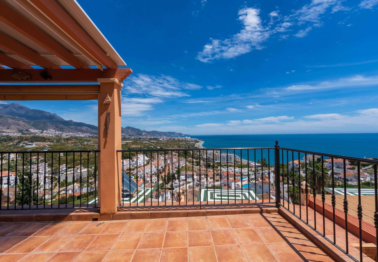 Obere Terrasse mit Küchenanschluss und Meerblick, Villa Punta Lara 15 Nerja