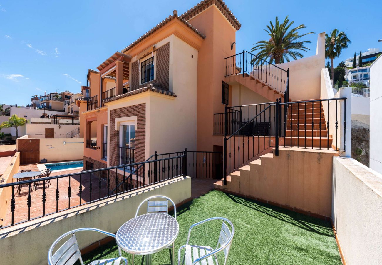 Gesamtaußenansicht der Villa Punta Lara 15 mit Terrassen und Privatpool, Nerja