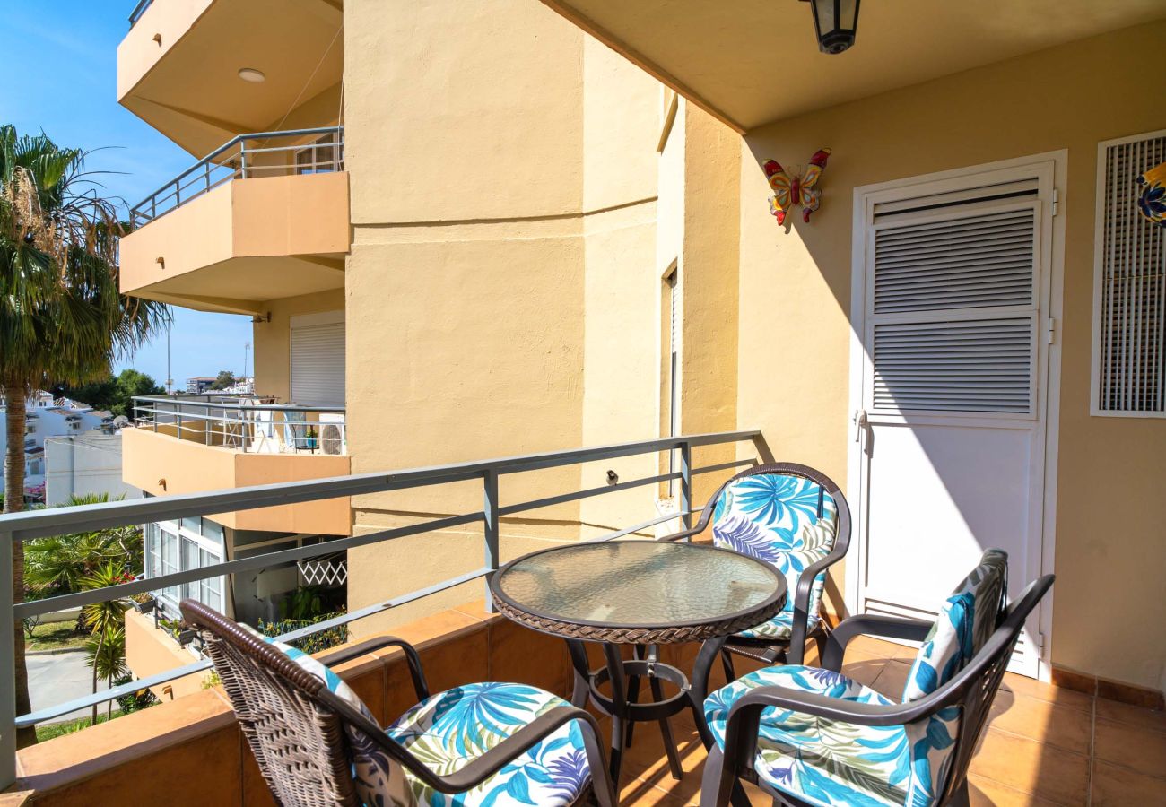 Alternative Ansicht der Außenterrasse der Ferienwohnung Tahiti 2 7 mit Parkplatz.