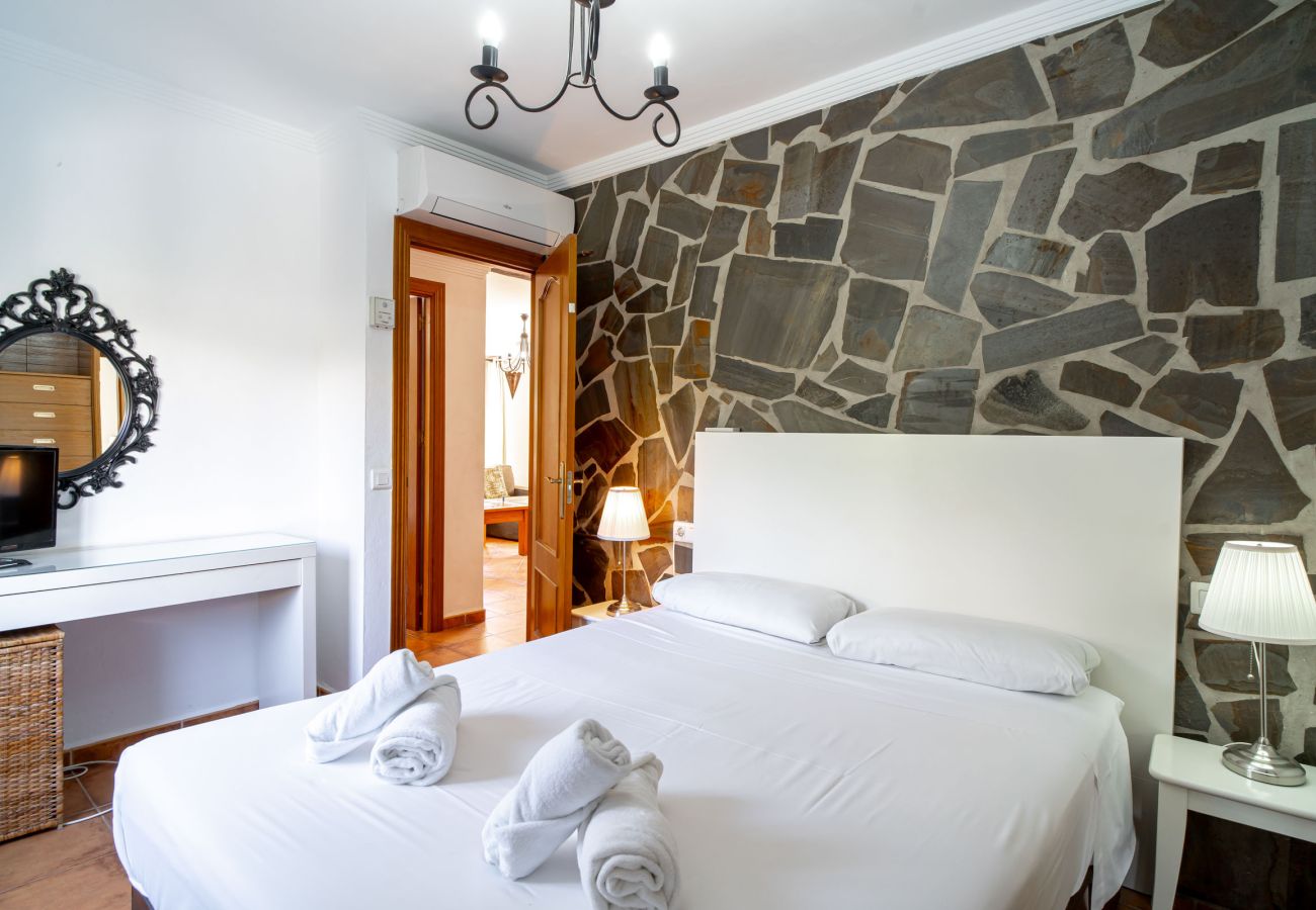 Hauptschlafzimmer der Ferienwohnung Tahiti 2 7 mit einem komfortablen 150x190 Doppelbett.