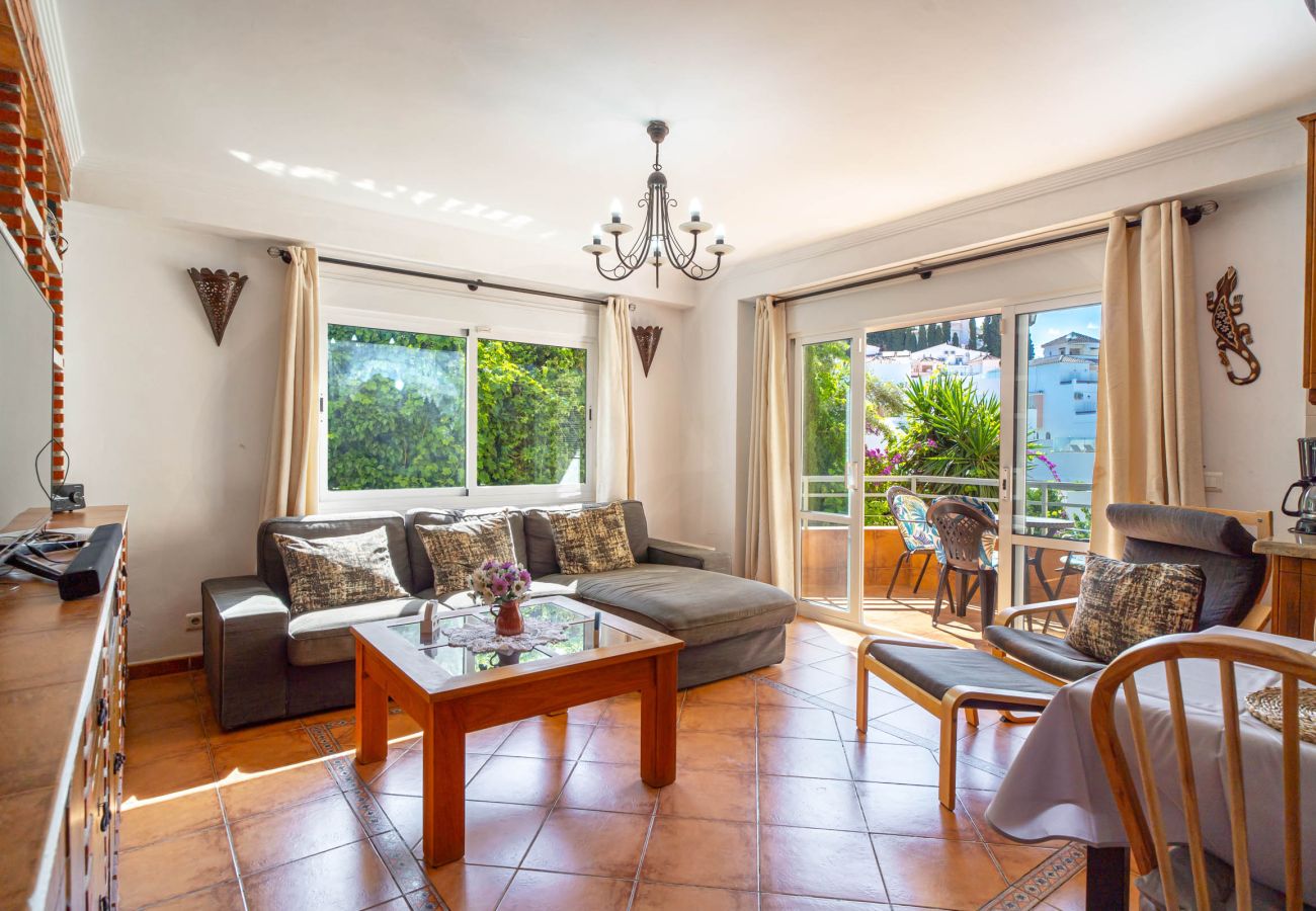 Geräumiges Wohn- und Esszimmer der Ferienwohnung Tahiti 2 7 für 4 Personen mit Zugang zur Terrasse.