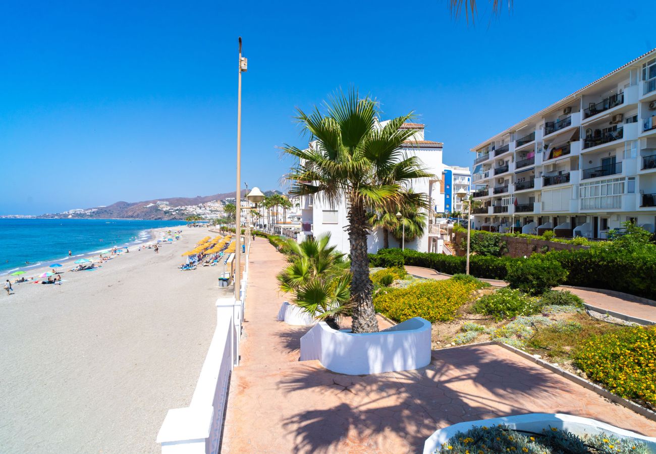 Blick auf den Strand Torrecilla und die benachbarten Gebäude in der Nähe von Arce 2 in Nerja.