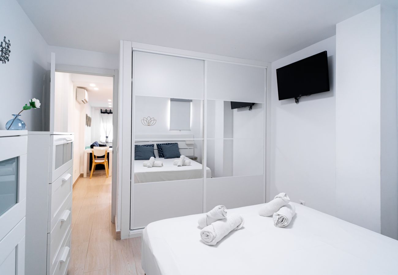 Separates Schlafzimmer mit Doppelbett im Ferienapartment Arce 2 in Nerja.