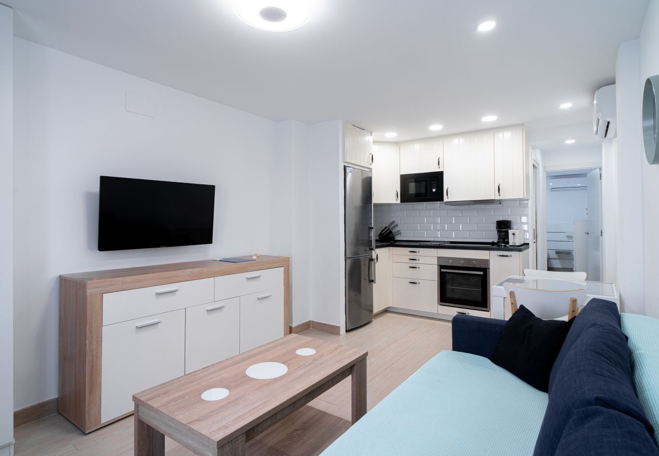 Helles Wohn-Esszimmer mit offener Küche im Apartment Arce 2.