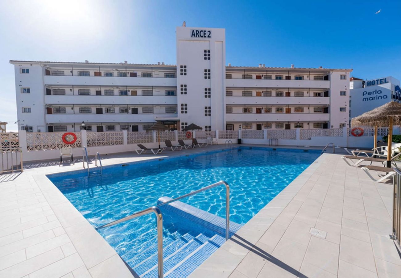 Gemeinschaftspool mit Sonnenliegen im Arce II Gebäude in Nerja.