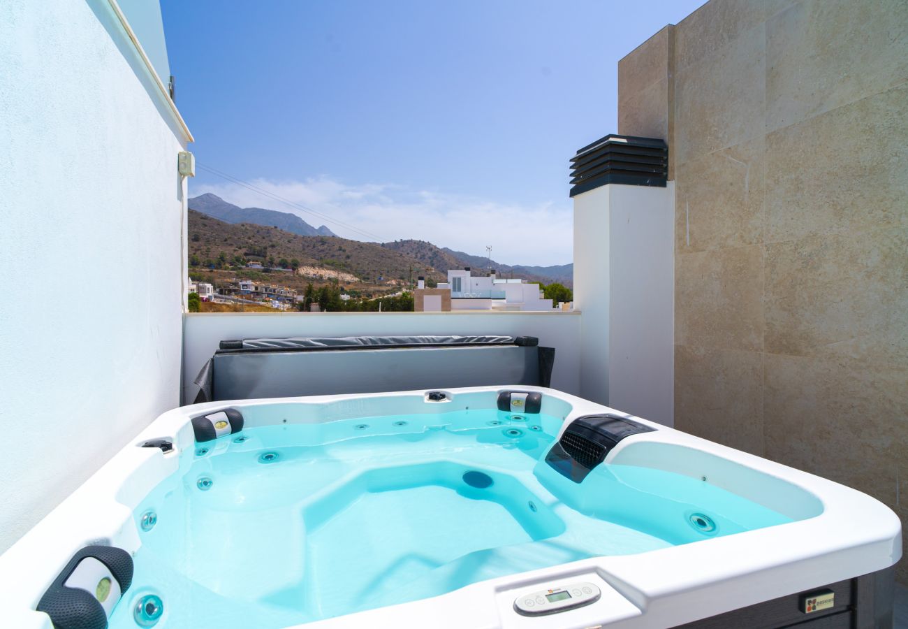 Wohnzimmer im mexikanischen Design mit direktem Zugang zum privaten Pool in Casa Mezcal