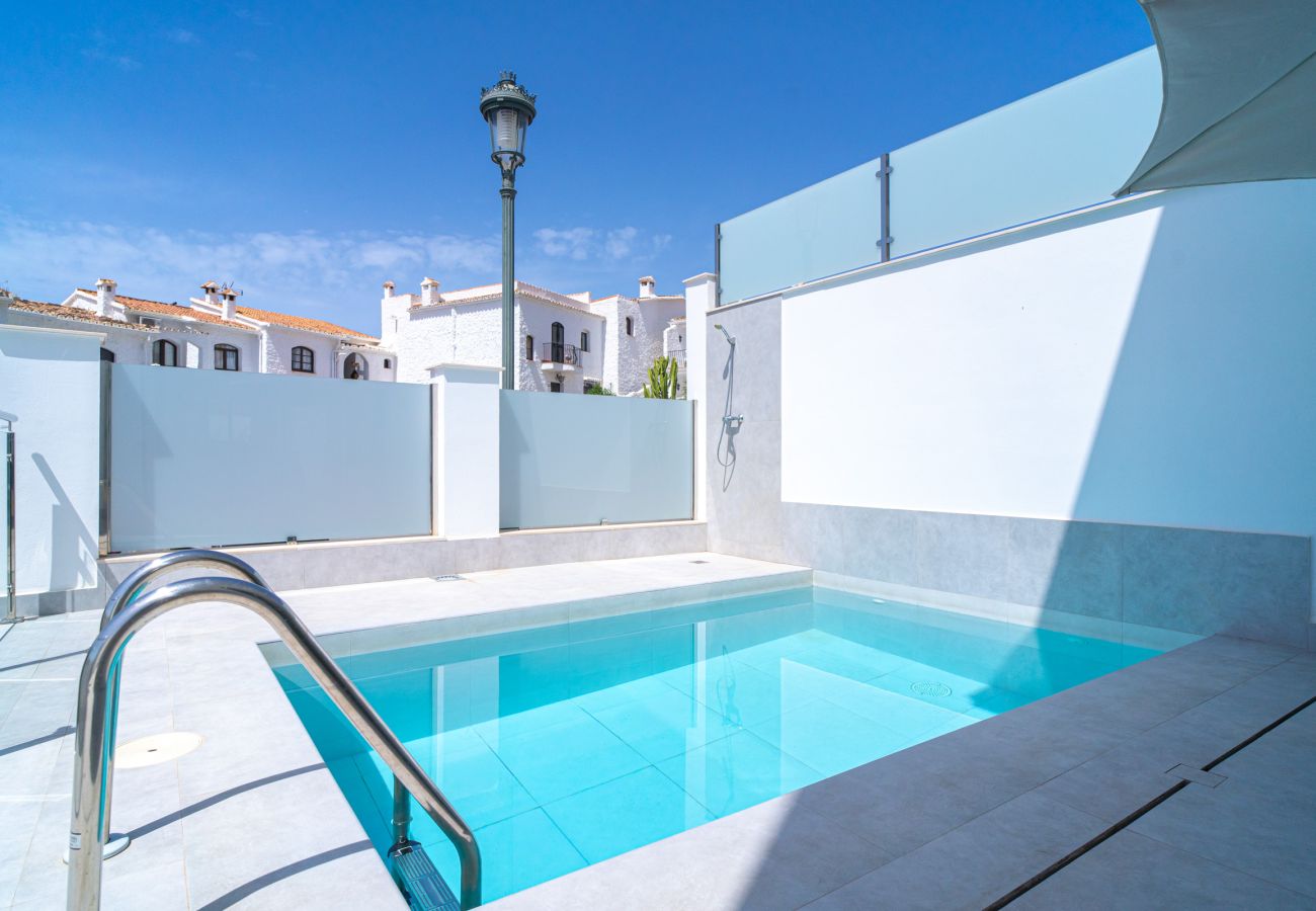 Außenansicht des privaten Pools und der Terrasse der Luxusvilla Casa Mezcal