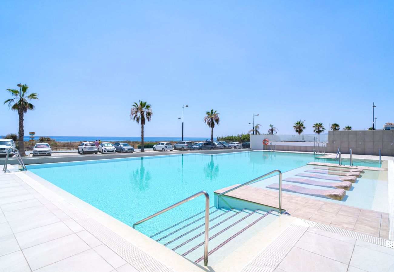 Anderer Blickwinkel auf den Infinity-Pool mit Meerblick in Duna Beach Torrox.