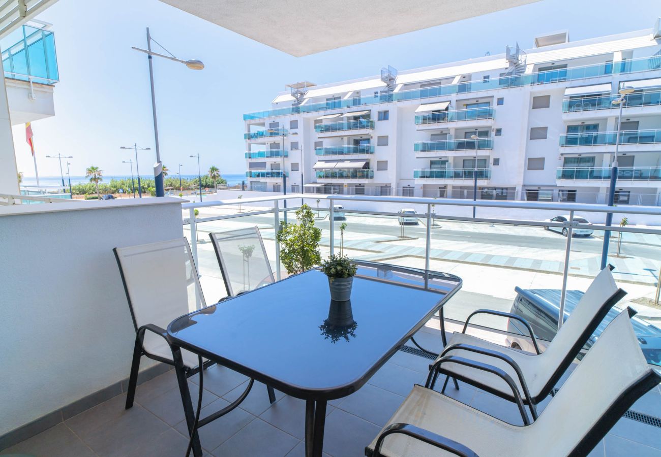 Terrasse mit Esstisch und Meerblick im Apartment Duna Beach.