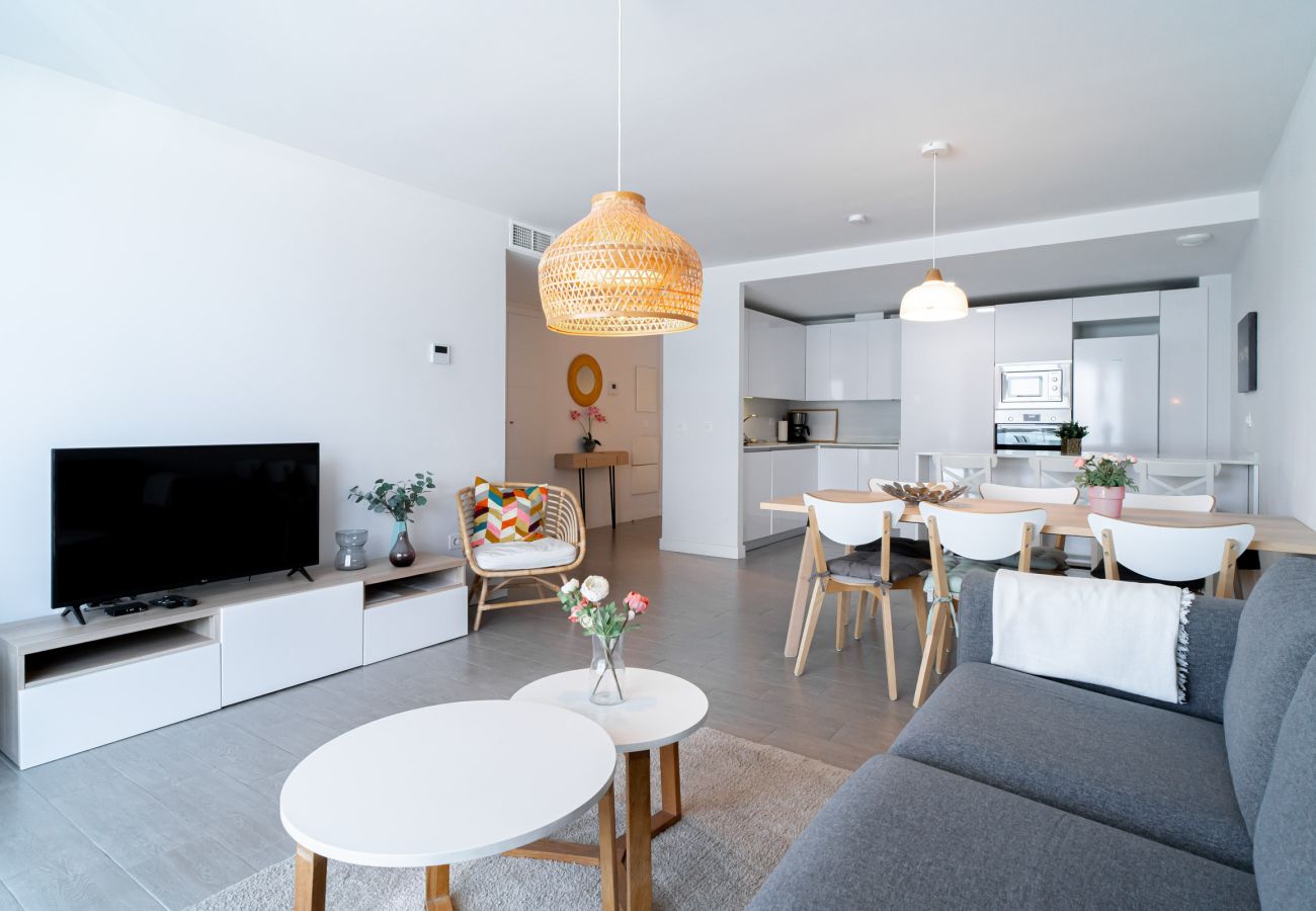 Geräumiges und gut eingerichtetes Wohn-Esszimmer im Apartment Duna Beach.