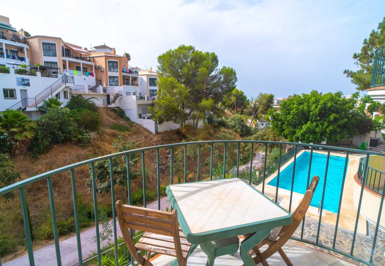 Balkon mit Blick auf den Pool in der Gegend von Playa Burriana in Nerja