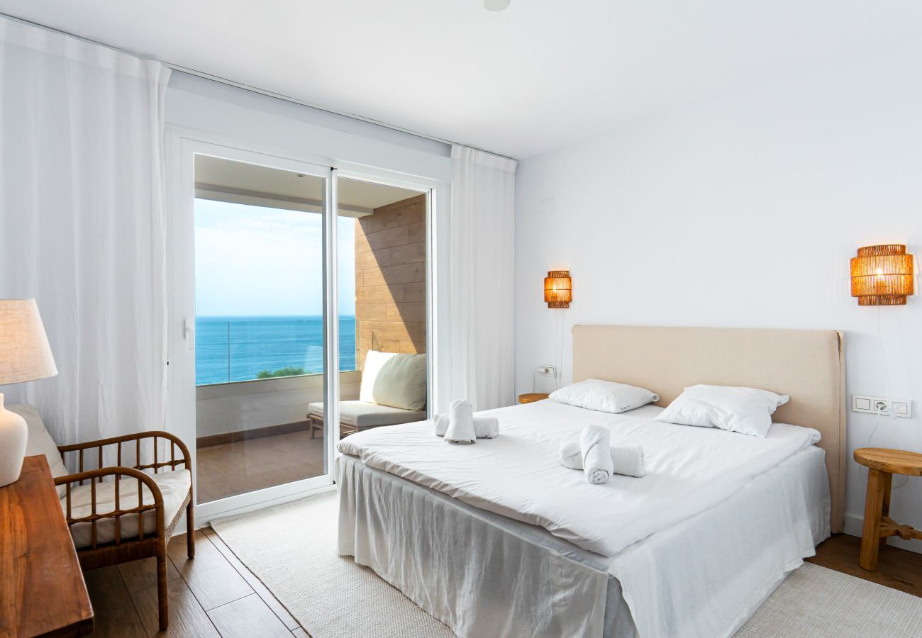 Hauptschlafzimmer mit einem Queen-Size-Bett und Meerblick in Isea Calaceite