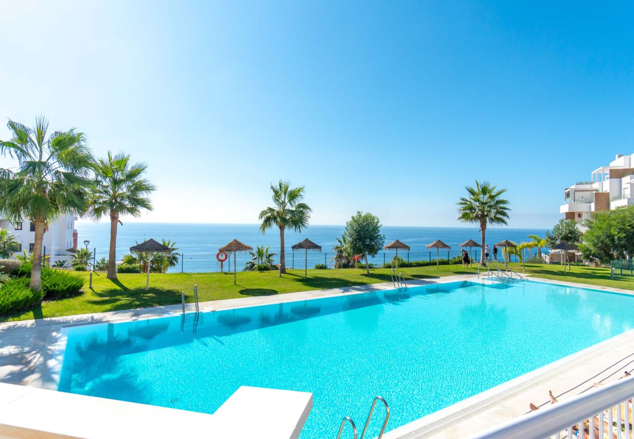 Gemeinschaftspool mit Meerblick in der Wohnanlage „Isea Calaceite“ in Torrox Costa